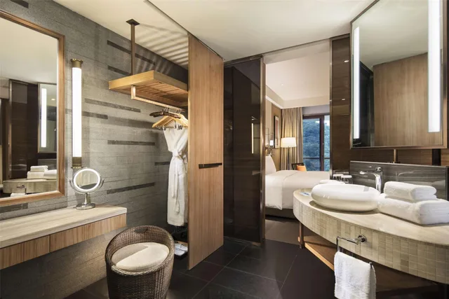 غرفة ديلوكس بسرير كينج بإطلالة على الجبل، Hilton Longmen Huizhou 3/3