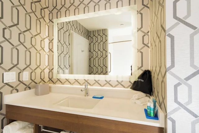 غرفة قياسية بسرير كينج لذوي الإعاقة، Holiday Inn Express Hollywood Walk of Fame An Ihg Hotel 7/10