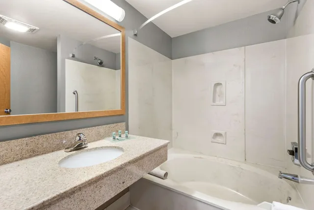 جناح بسرير كينج بغرفتين مع أريكة، Best Western West Towne Suites 2/2