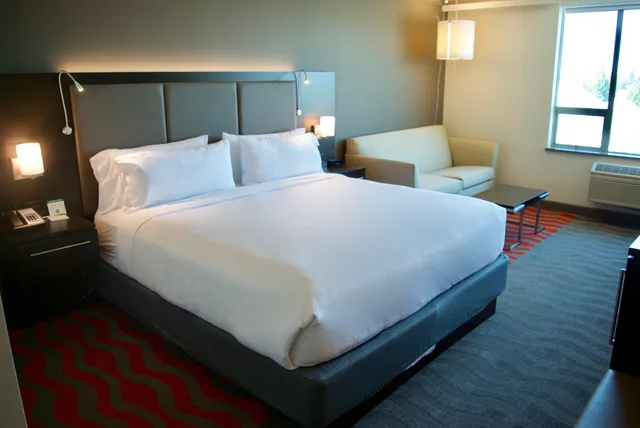 غرفة قياسية بسرير مزدوج، Holiday Inn Vancouver Airport Richmond 1/4