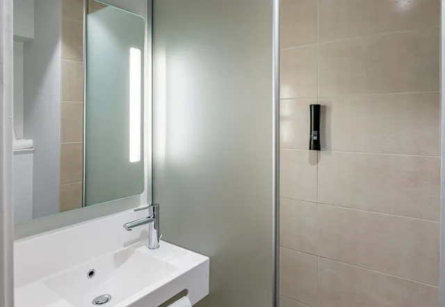 غرفة قياسية ثلاثية، B&B Hotel Bordeaux Bassins a Flot 3/3