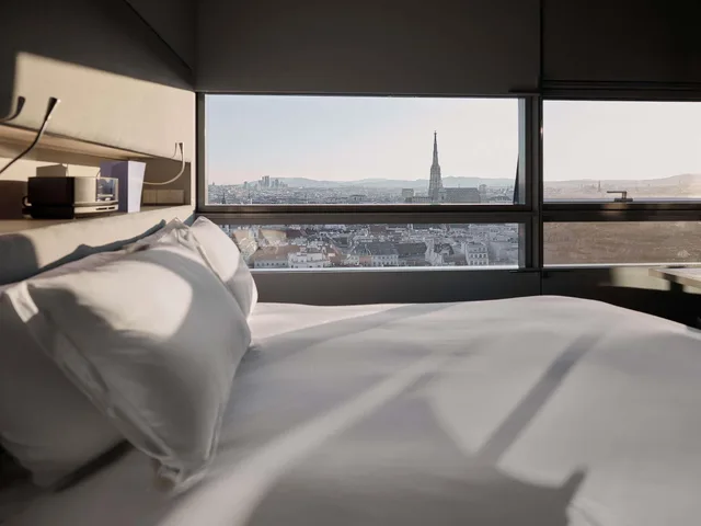 Deluxe, King Bed, Cathedral View، SO Vienna Hotel 3/3