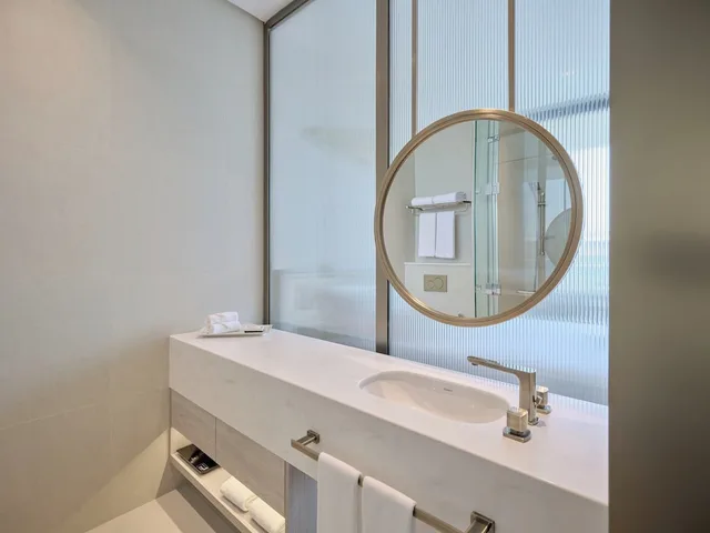 جناح بسرير كينج بشرفة بغرفة نوم واحدة، Arabella Beach Hotel Kuwait, Vignette Collection 4/5