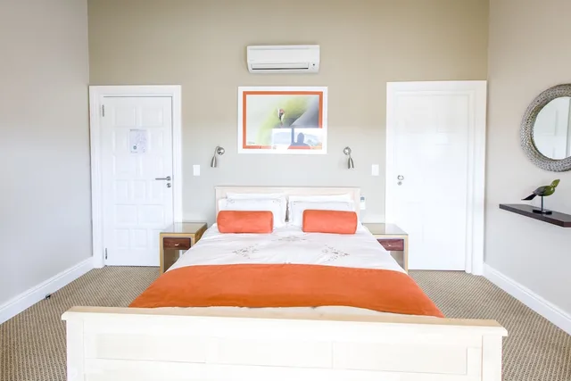 Luxury, Queen Bed, Lake Side, Balcony، Orange Inn Knysna 8/10