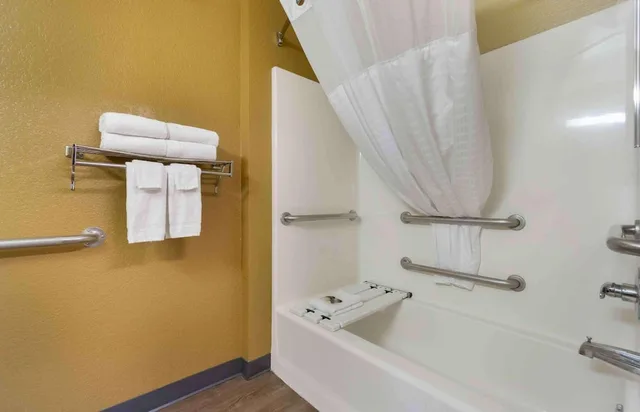 غرفة عصرية بسرير كوين بمطبخ، Studio 6 Suites Seattle Kent WA 8/9