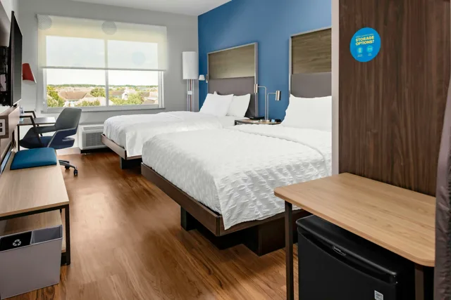 غرفة بسريرين كوين بحوض استحمام لذوي الإعاقة، Tru By Hilton Cypress Houston 1/3