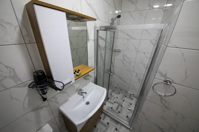 غرفة ديلوكس بسرير كوين بإطلالة على البحر بشرفة مع أريكة، Royal Taksim Suites 3/3