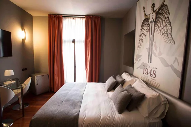 جناح بسرير كوين مع أريكة، Art Hotel Boston 3/10