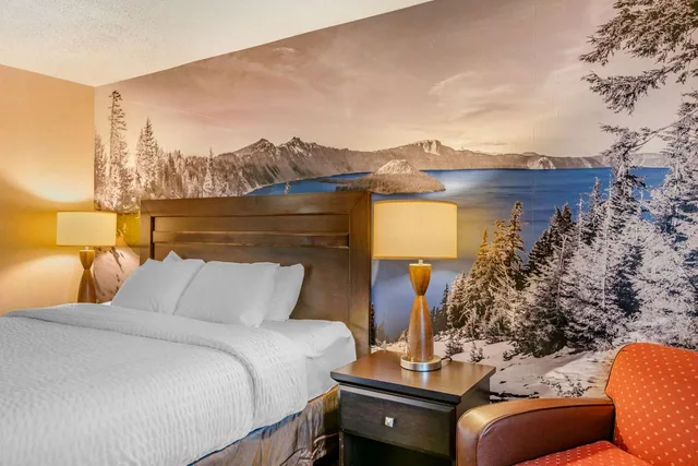 غرفة بسرير كينج، Clarion Pointe Medford Ex Holiday Inn Express Medford 2/3