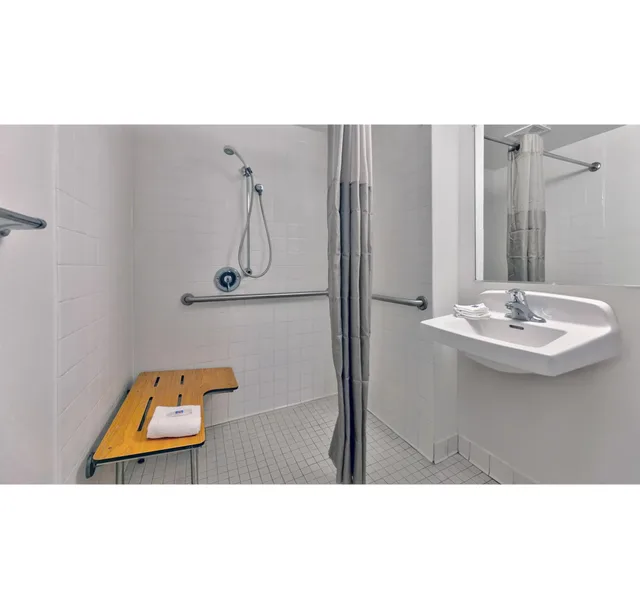 1 Queen Bed - Micfridge, Motel6 Columbus, GA 4/4