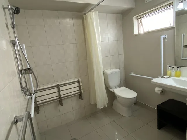 استوديو كومفورت بسرير كوين وسرير فردي في الطابق الأرضي لذوي الإعاقة، Delago Motel 6/9