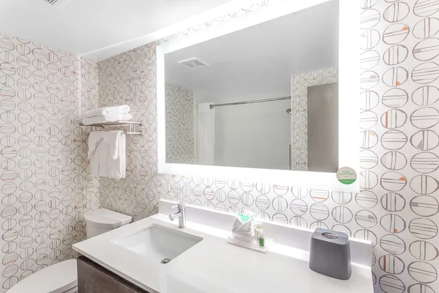 غرفة قياسية بسريرين كوين، HOLIDAY INN ROCKFORD 2/3