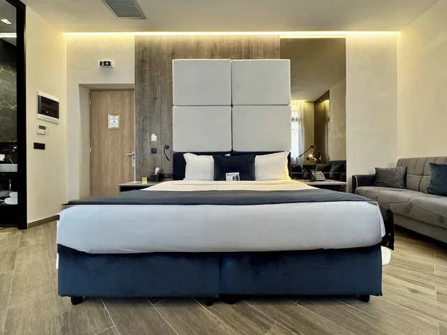 Royal, Blue, Suite, King Bed, Hot Tub، Athens The L7 Str - Luxury Boutique Collection Hotel 3/10