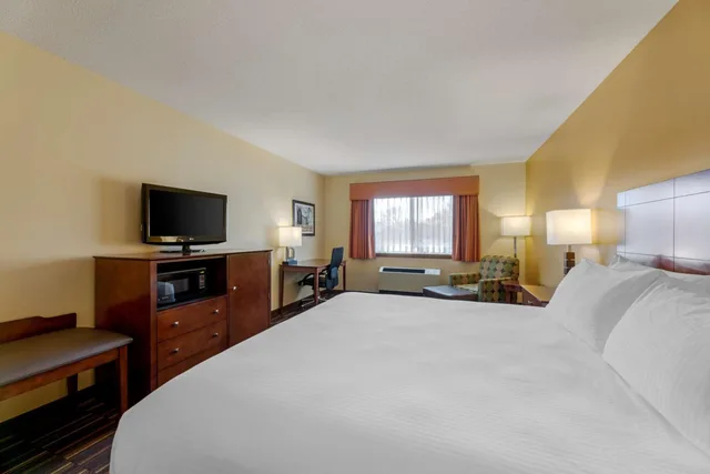 Room, King Bed, Hot Tub, Best Western Falcon Plaza 4/10