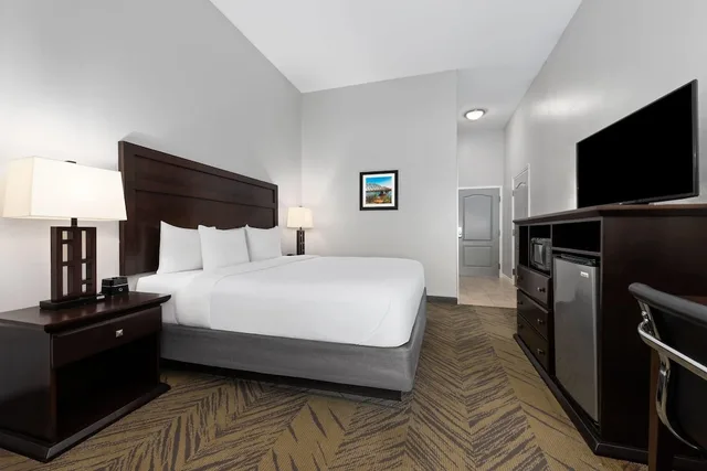 غرفة بسرير كينج لذوي الإعاقة، La Quinta Inn & Suites by Wyndham-Brookshire-West Katy 3/5