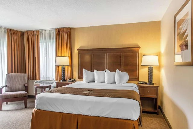 Superior, King Bed, Lake Side, The Black Swan Lee Lenox An Ascend Collection Hotel 4/9