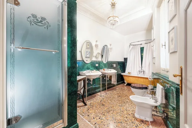 غرفة بريميير بسرير كوين، Hotel Locarno 1/1