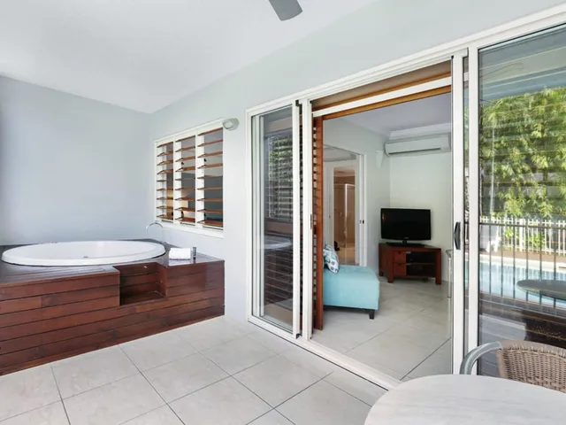 2 Bedrooms, Swim Out, King and Twin Beds، Mantra Aqueous Port Douglas 2/4