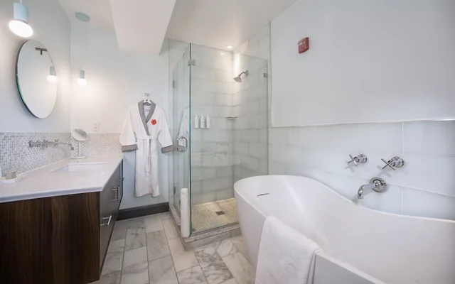 غرفة بريميوم بسرير كينج بشرفة مع أريكة بحوض استحمام، The Avery Georgetown 2/2
