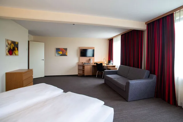 غرفة عائلية بسرير كوين مع أريكة بمطبخ صغير، Best Western Conference Airporthotel Frankfurt-Moerfelden 7/10
