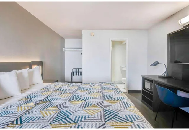 1 King Bed - Mob Acc RI Shwr Nsmk Micfridg، Motel6 Atlanta, GA - Midtown 1/4