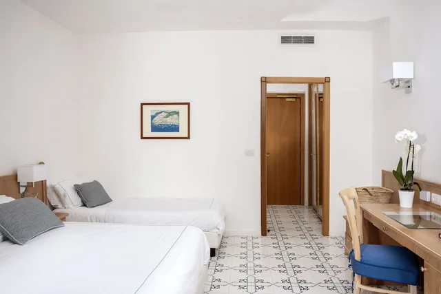 غرفة قياسية ثلاثية بسرير مزدوج وسرير فردي بشرفة، Grand Hotel Vesuvio Sorrento 1/4