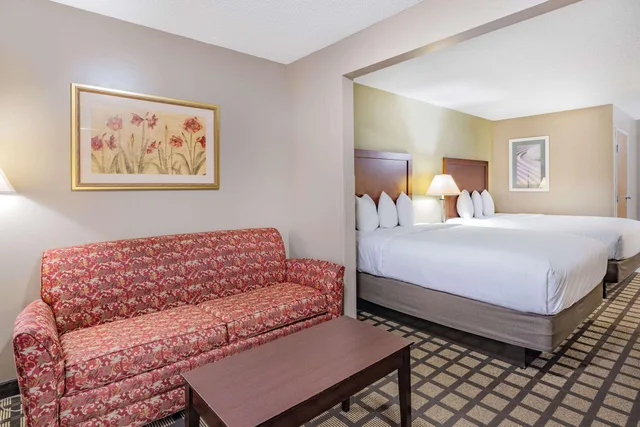 استوديو بسريرين كوين، Baymont By Wyndham Gurnee 2/4