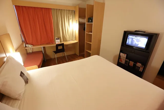 Standard, 1 Double and 1 Single Bed, with Child Extra Bed، Ibis Buenos Aires Congreso 5/8
