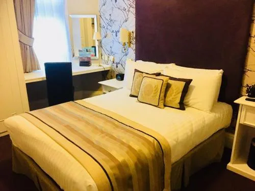 Semi Room, Semi Double Bed، Burlington Hotel, Bw Premier Collection 1/1