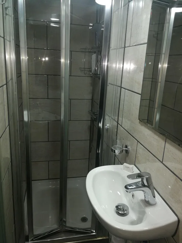 غرفة قياسية ثلاثية، Central Hotel 5/6