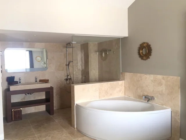 جناح عائلي بسرير كينج، GRAND HOTEL DES SABLETTES PLAGE, CURIO COLLECTION BY HILTON 7/12