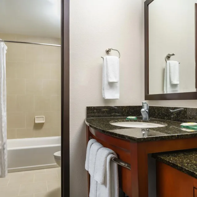 غرفة بسريرين كوين مع أريكة، Hyatt Place Fort Lauderdale Airport - South & Cruise Port 2/2