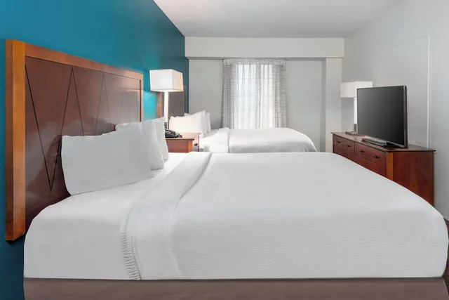 جناح بسريرين كوين بغرفة نوم واحدة مع أريكة، Residence Inn By Marriott St Louis Downtown 3/8