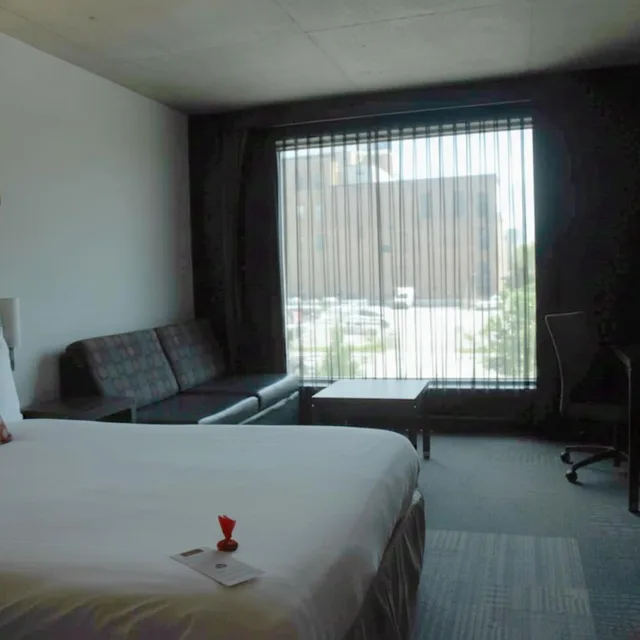غرفة قياسية بسرير كوين، Grand Times Hotel Sherbrooke 1/6