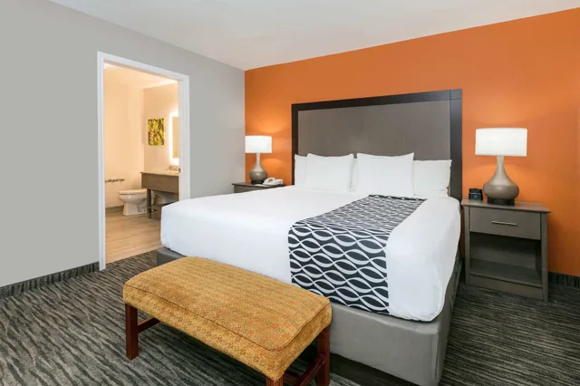 1 Bedroom, Suite, King Bed, La Quinta Inn & Suites by Wyndham Fredericksburg 2/4