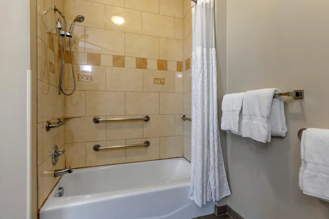 جناح بسرير كينج مع أريكة بجاكوزي، Comfort Inn & Suites Fort Worth West I-30 NAS JRB 7/10