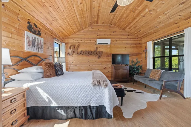 1 Bedroom, Signature, Cabin, King Bed, Hill View, Hot Tub، City on a Hill at Spring Creek 2/9