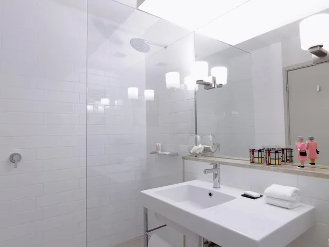 QT Junior Suite, QT Canberra 5/5