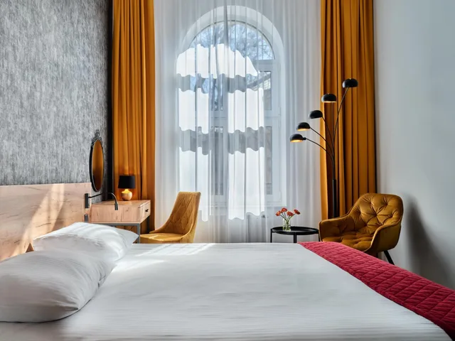 غرفة بسرير كوين، 1891 Garni Hotel 1/6