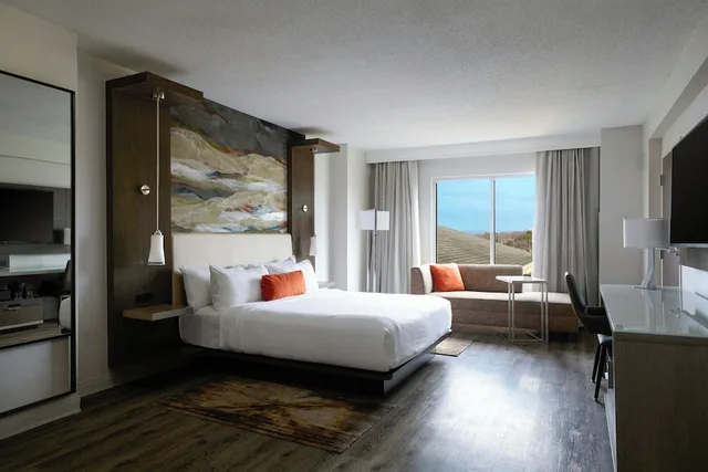 Room, King Bed, Balcony, Accessible, Marriott Meadowview Conference Resort Convention Center 9/10