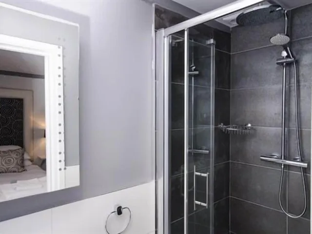 Compact, King Bed، The Dog At Wingham 6/6