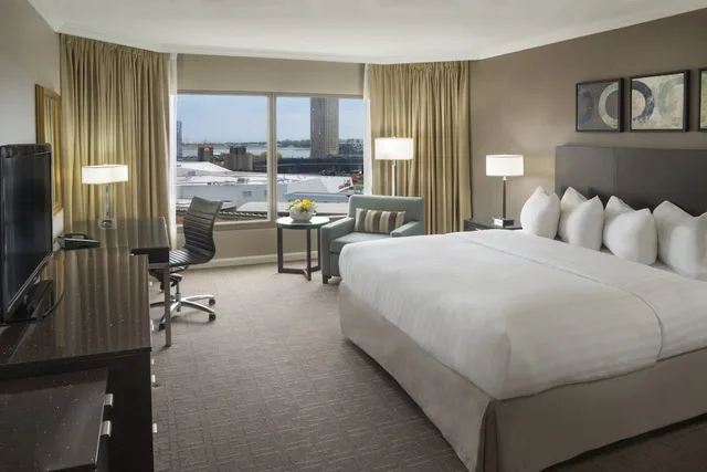 غرفة بريميوم بسرير كينج بإطلالة على البحيرة في طابق مرتفع، INTERCONTINENTAL TORONTO CENTRE 6/10