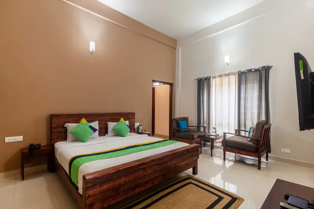غرفة قياسية بسرير كوين، Treebo Vrindavan Coorg 2/5