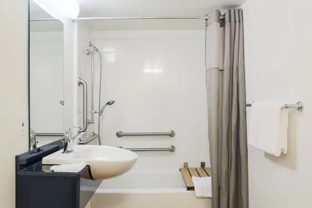 غرفة قياسية بسرير مزدوج لذوي الإعاقة، Motel6 Cutler Bay, FL - Miami 9/9