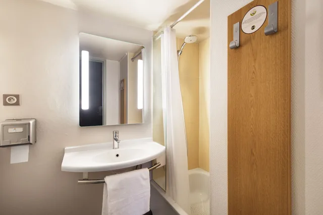 غرفة رباعية بأربعة أسرّة، B&B Hotel Lyon Saint Priest 4/4