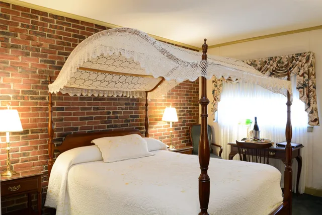 Canopy, Queen Bed، Lamie S Inn And the Old Salt Restaurant 3/8