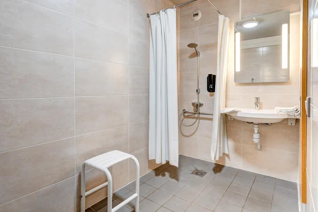 غرفة بسرير كوين لذوي الإعاقة، B&B HOTEL Louveciennes 5/6