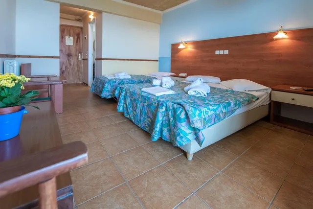 غرفة بسرير مزدوج أو سريرين منفصلين مع سرير إضافي، Sun Hotel Kineta 6/8