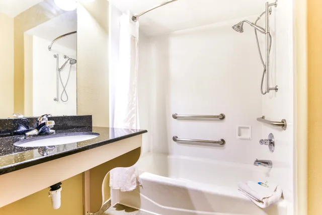 غرفة بسرير كينج لذوي الإعاقة، Oyo Townhouse Oklahoma City Airport 10/10