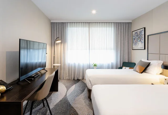 غرفة متصلة بسرير مزدوج وسريرين منفصلين، Royal Pacific Hotel 5/10
